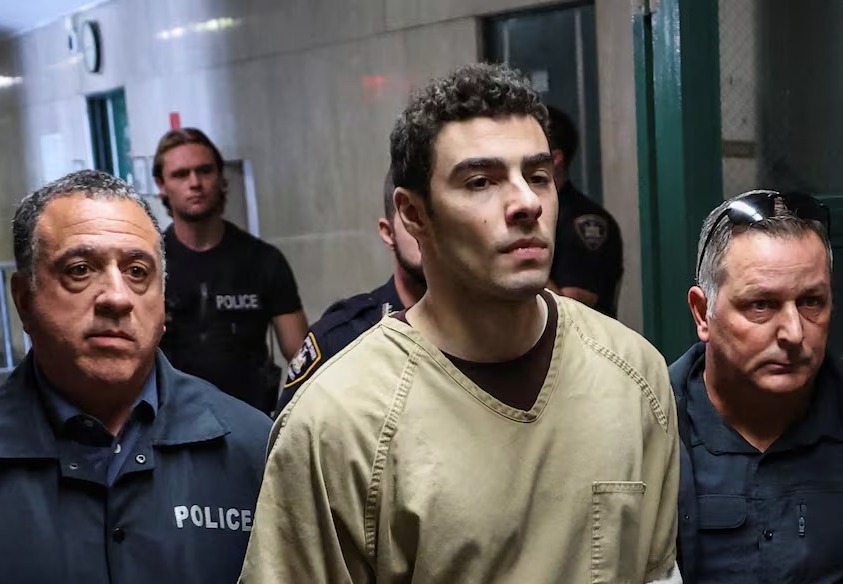 Juez desestima los cargos de terrorismo en el caso estatal contra Luigi Mangione