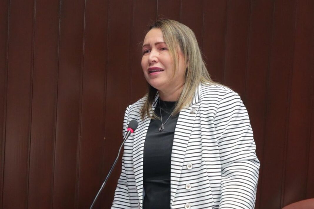 Diputada Llaniris Espinal clama entre lágrimas justicia por asesinato de peluquero en Santiago